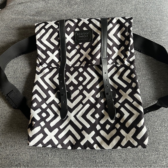 Burton Taylor Backpack B+W X design Zipper pocket key ring Divided inside pocket - Picture 1 of 6